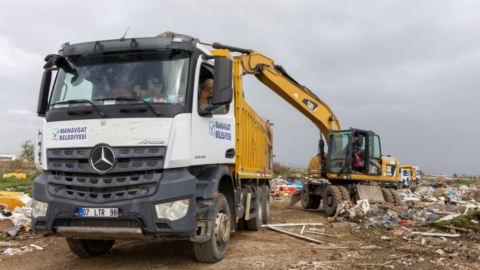 Manavgat Belediyesi'nden nehir ağzında temizlik çalışması