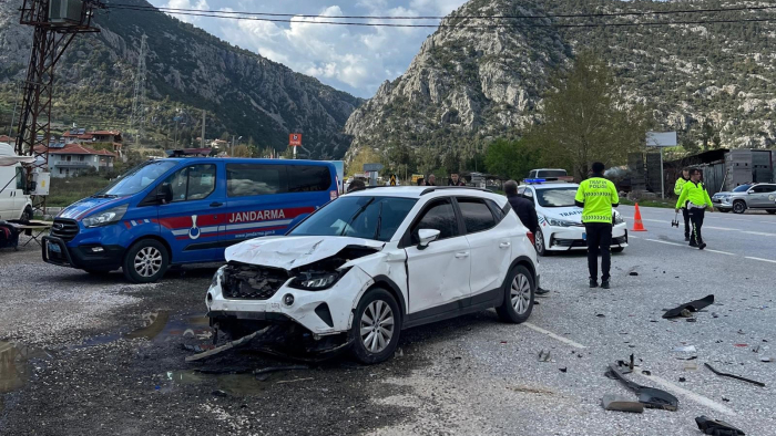 Akseki’de iki otomobil çarpıştı: 3 yaralı