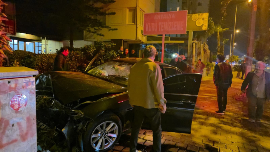 Antalya'da kontrolden çıkan lüks otomobil duvara çarptı: 1 ölü