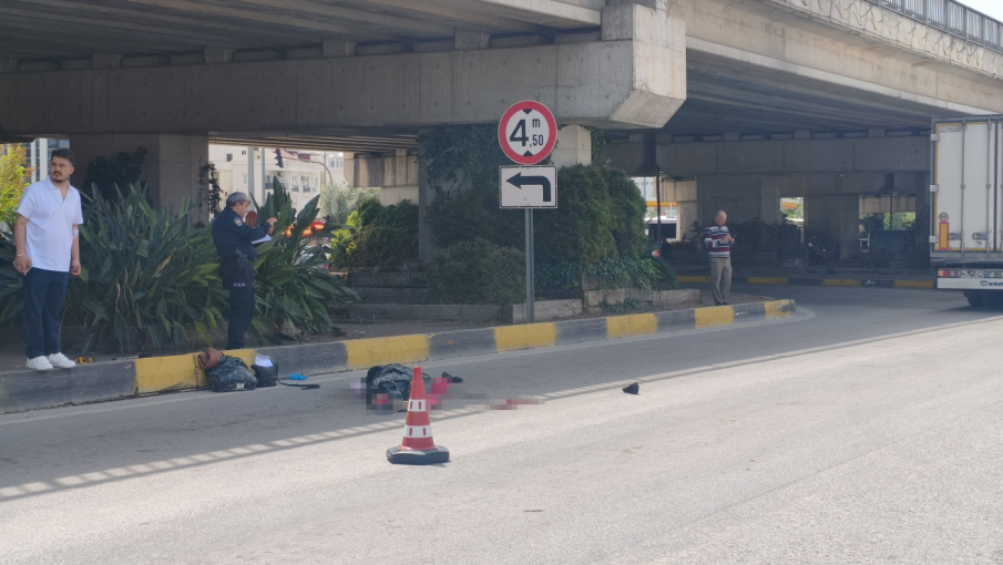 Mendil sattığı ışıkta tırın altında kalan yaşlı kadın feci şekilde can verdi!