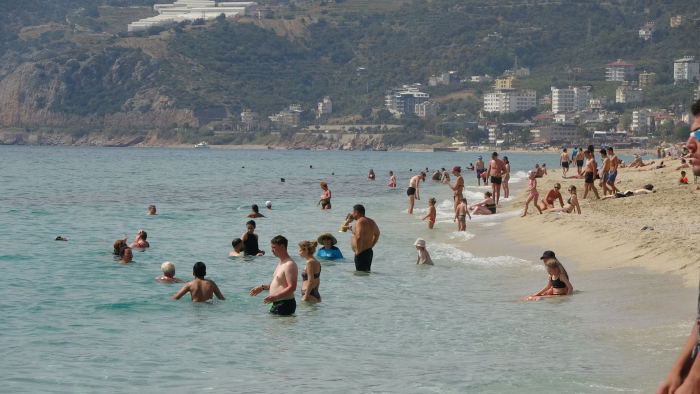Hava sıcaklığının 24 dereceye yükseldiği Alanya'da sahiller doldu