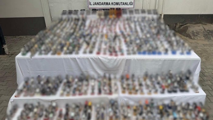 Antalya’da piyasa değeri 15 milyon lira olan kaçak gözlük ve saatler ele geçirildi