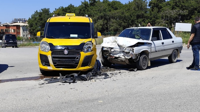 Manavgat'ta taksi ile otomobil çarpıştı: 2 yaralı