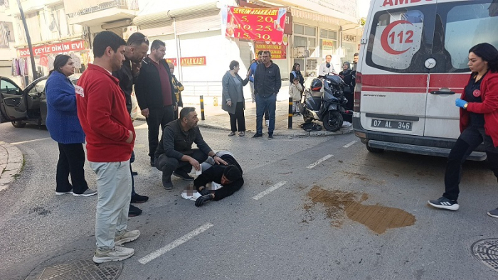 Başında olması gereken kask motosiklette olunca ölümden döndü