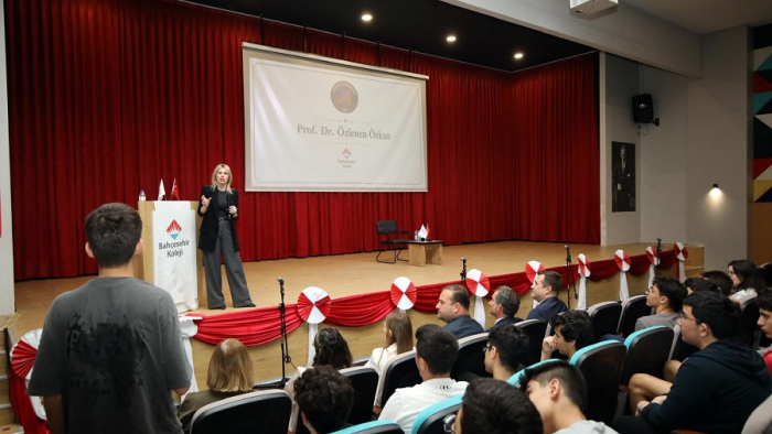 Rektör Özlenen Özkan’dan Öğrencilere Altın Tavsiye: “Önce Meslek Seçin”