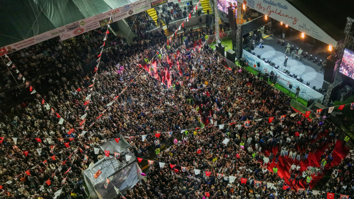 Kumluca’da festival coşkusu Poizi konseriyle devam etti