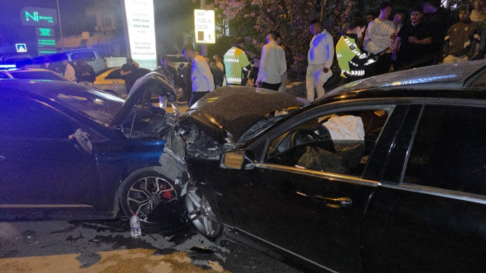 Otomobiller kafa kafaya çarpıştı: 3 yaralı