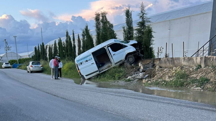 Serik’te Korkutan Kaza: Kamyonet Su Kanalında Asılı Kaldı