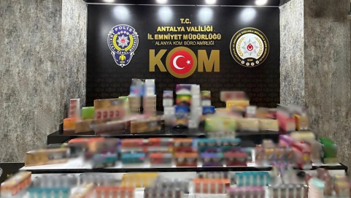 Antalya’da KOM Operasyonları: Silah, Kaçak Sigara ve Tütün Ele Geçirildi