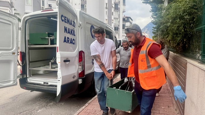 Antalya'da Şüpheli Ölüm: Kazak Uyruklu Kadın Evinde Ölü Bulundu!