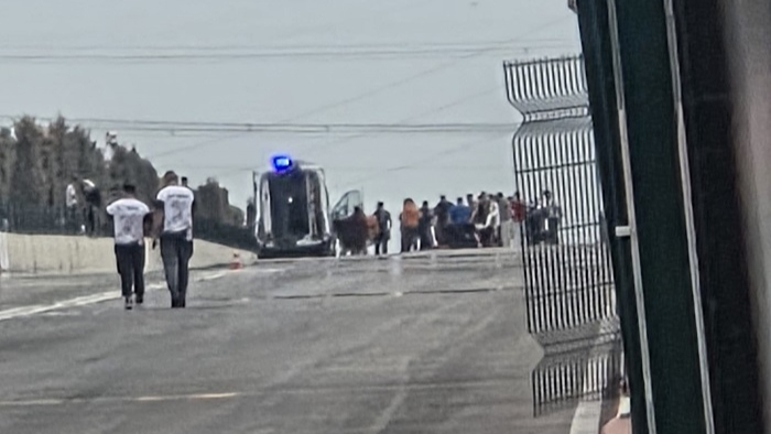 Motodrag yarışlarında bariyerlere çarpan motosikletin sürücüsü yaralandı