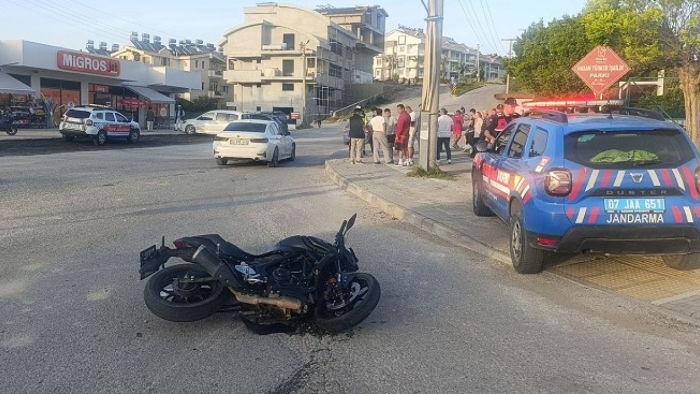 Otomobille çarpışan motosiklettekiler metrelerce savruldu: 2 ağır yaralı