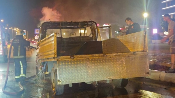 Tehlikeye aldırış etmeden yanan aracı kayda aldı