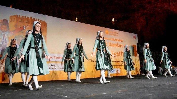 Alanya’da kültürleri buluşturan dans ve müzik şöleni başladı