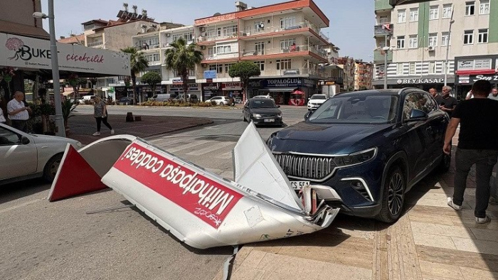 Önce otomobile ardından dev tabelaya çarptı