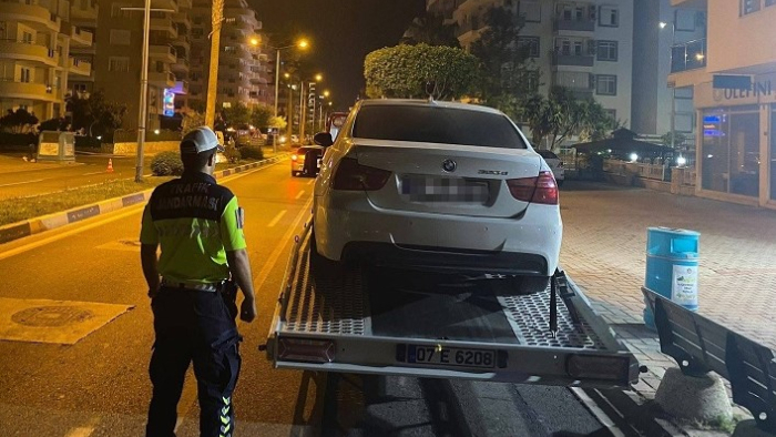 Alanya'da korsan taşımacılık yapan 8 araca 835 bin TL ceza