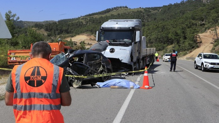 Mermer yüklü tırla kafa kafaya çarpışan otomobildeki çift hayatını kaybetti