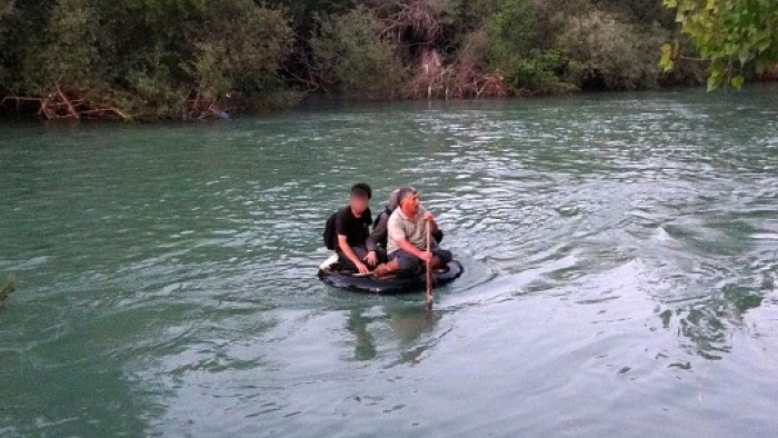 Manavgat Irmağı'nda Mahsur Kalan Çocukları "Şambrelli Kahraman" Kurtardı!