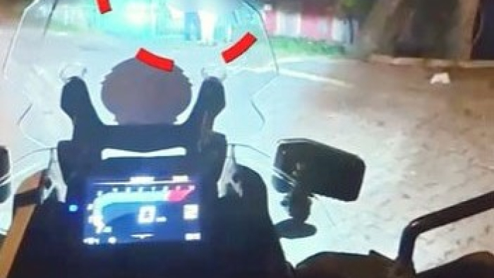 Yere attığı uyuşturucu polisin yaka kamerasına takıldı