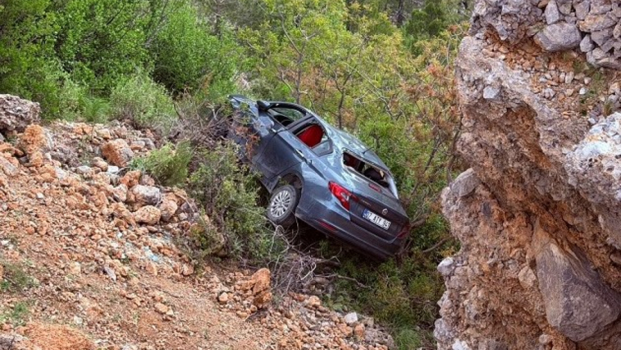 Manavgat'ta Otomobil Şarampole Yuvarlandı: 5 Yaralı
