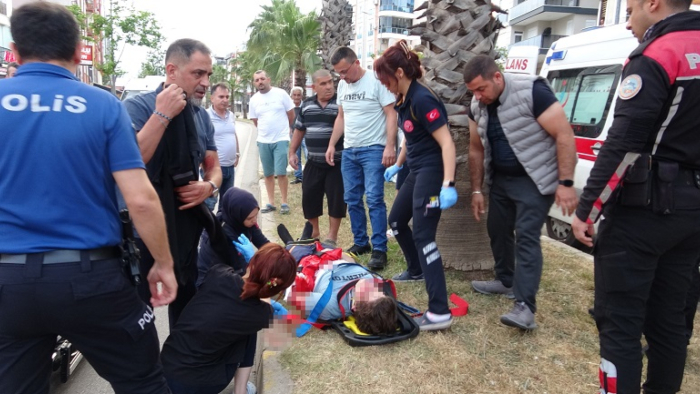 Antalya'da Lüks Otomobil Gence Çarptı: Anne Sinir Krizi Geçirdi