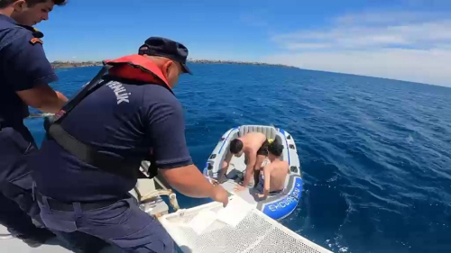 Antalya'da Şişme Botları Patlayan 2 Genci Sahil Güvenlik Ölümden Kurtardı