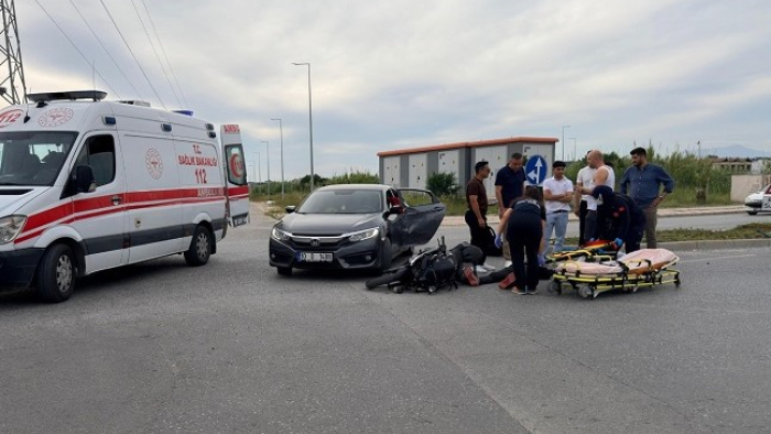 Manavgat'ta Otomobil ile Motosiklet Çarpıştı: Biri Bebek 2 Yaralı