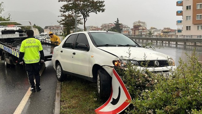 Alanya'da kontrolden çıkan otomobil refüje çıktı