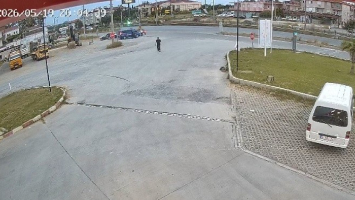Kavşakta otomobile çarpan motosikletteki 2 kişi yaralandı