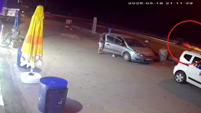 Antalya'da Kasksız Gencin Ölüm Anı Kamerada: Alkollü Sürücü Refüje Çarptı