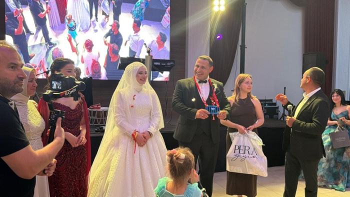 Antalya’da zabıta damada takı töreninde bariyer ve duba taktılar!