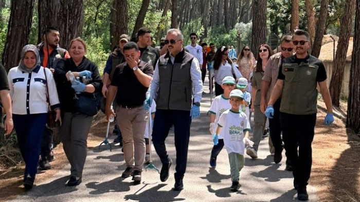 Kemer'de minik ellerden çevre temizliği