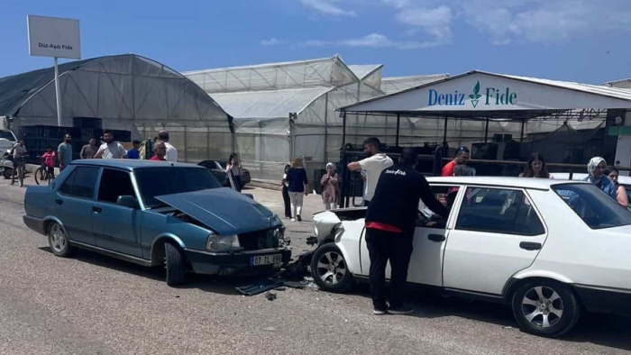 Antalya'da iki Tofaş kafa kafaya çarpıştı: 4 yaralı
