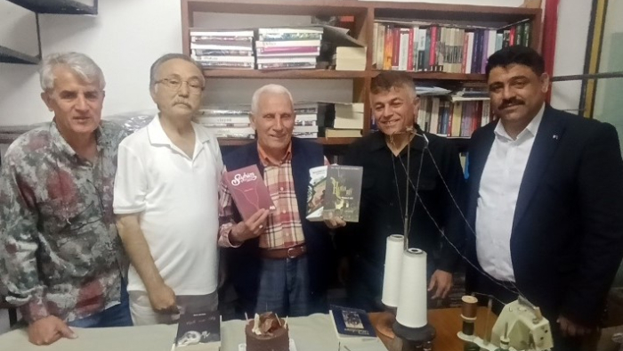 70 yıllık terzi iş yerini kütüphaneye çevirdi