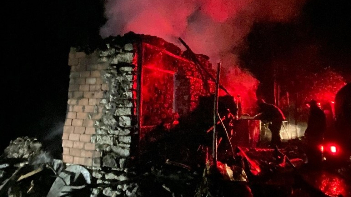 Müstakil evde çıkan yangında yaşlı kadın yaralandı