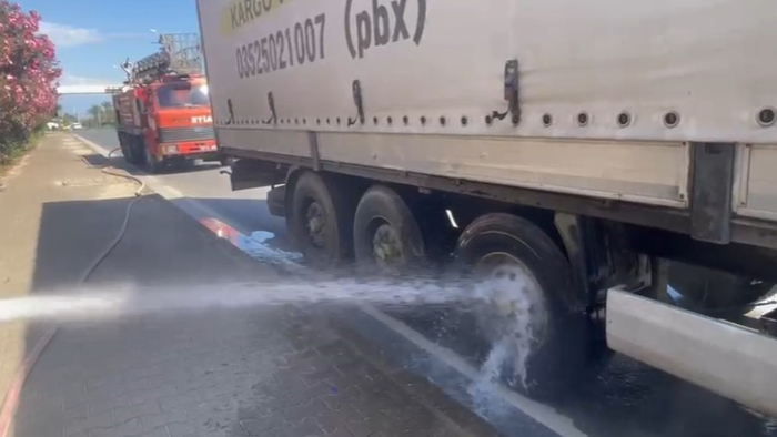 Alanya'da seyir halindeki tırda yangın: Sürücü faciayı önledi!
