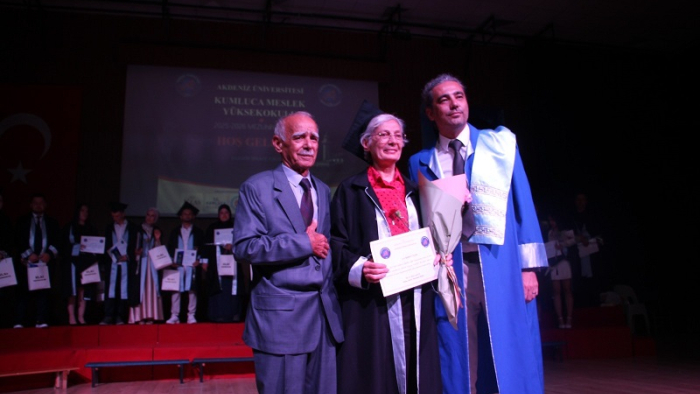 Kumluca'da 70 yaşında mezun oldu: Diplomasını profesör oğlu verdi!