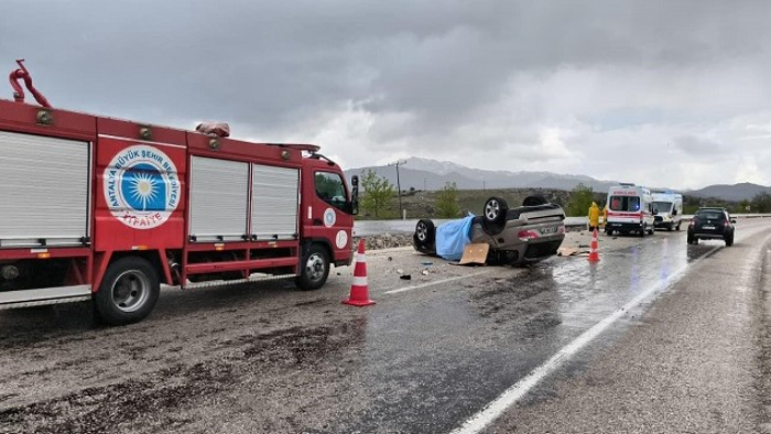 Lüks otomobil kontrolden çıkıp takla attı: 2 ölü