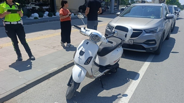 Yayalara yol veren otomobile motosiklet çarptı: 1 yaralı