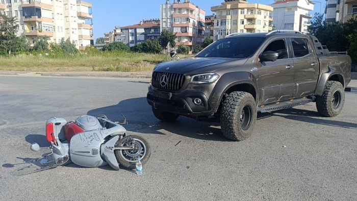 Kamyonet ile motosiklet çarpıştı: 1 yaralı