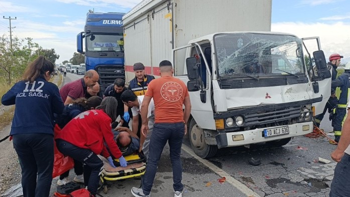 Kamyon, kırmızı ışıkta bekleyen tıra çarptı: 2 yaralı
