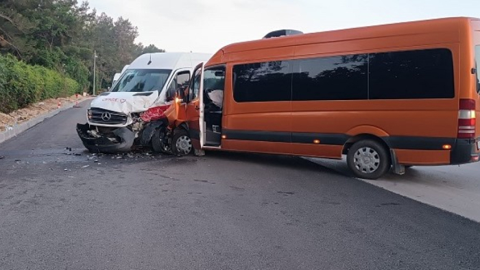 Antalya'da tur minibüsleri çarpıştı, 13 turist yaralandı