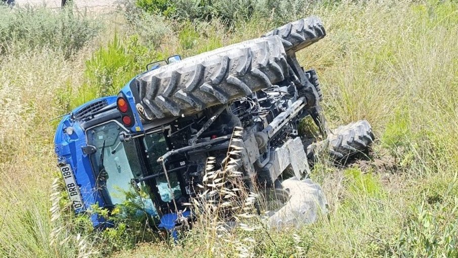 Devrilen traktörden kabin sayesinde yaralı kurtuldu
