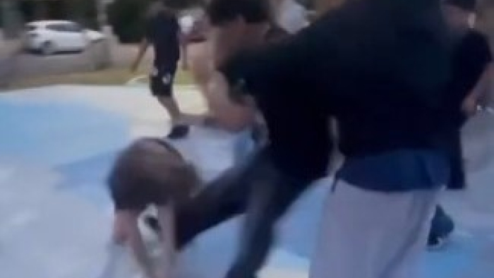 Konyaaltı'nda Parkta Dehşet: 10 Çocuk Bir Çocuğu Acımasızca Darbetti!