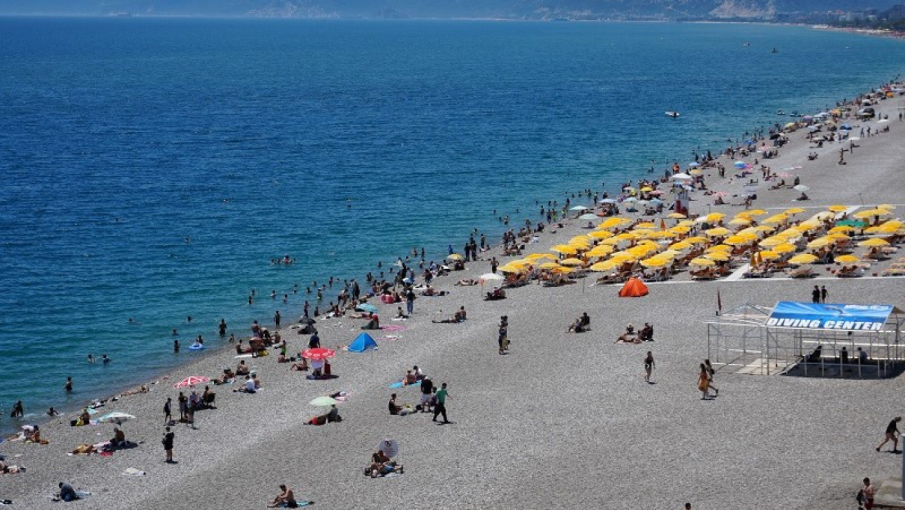 Antalya Sahillerinde Bayram Yoğunluğu