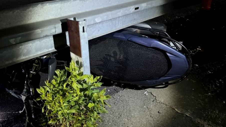 Mazgala takılan motosiklet bariyerlere çarptı: 1 ağır yaralı