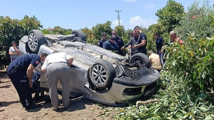 Manavgat'ta Virajı Alamayan Otomobil Avokado Bahçesine Devrildi: 2 Yaralı
