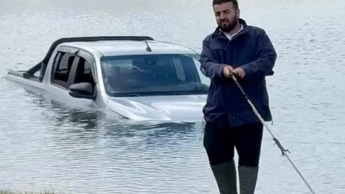 Antalya'da Göletten Geçmeye Çalışan Arazi Aracı Suya Gömüldü