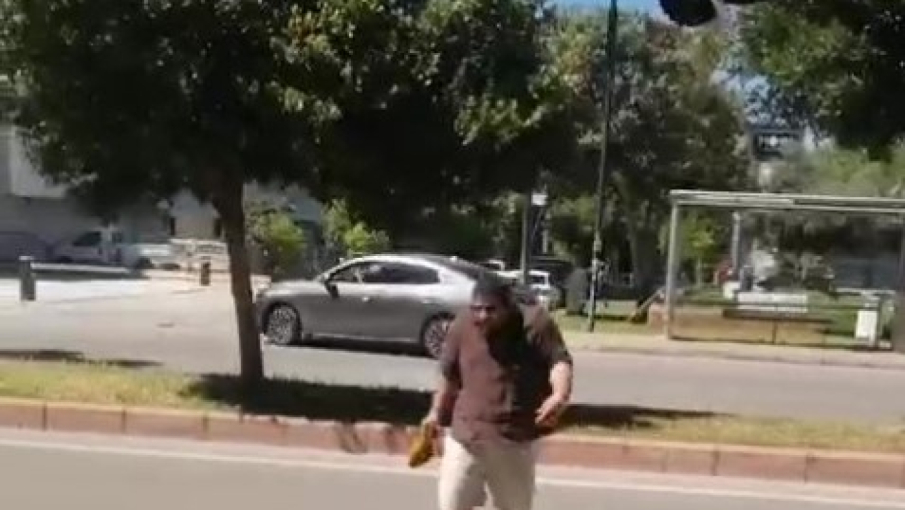 Yolda yürürken kargaların saldırısına uğradı neye uğradığını anlamadı