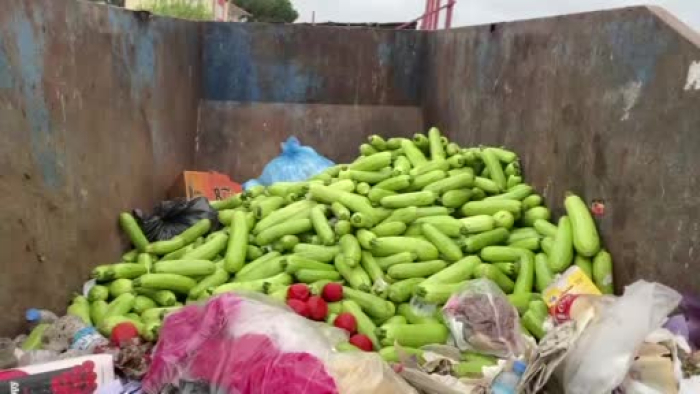 Toptancı halinde çöpe atılan sebzelere tepki